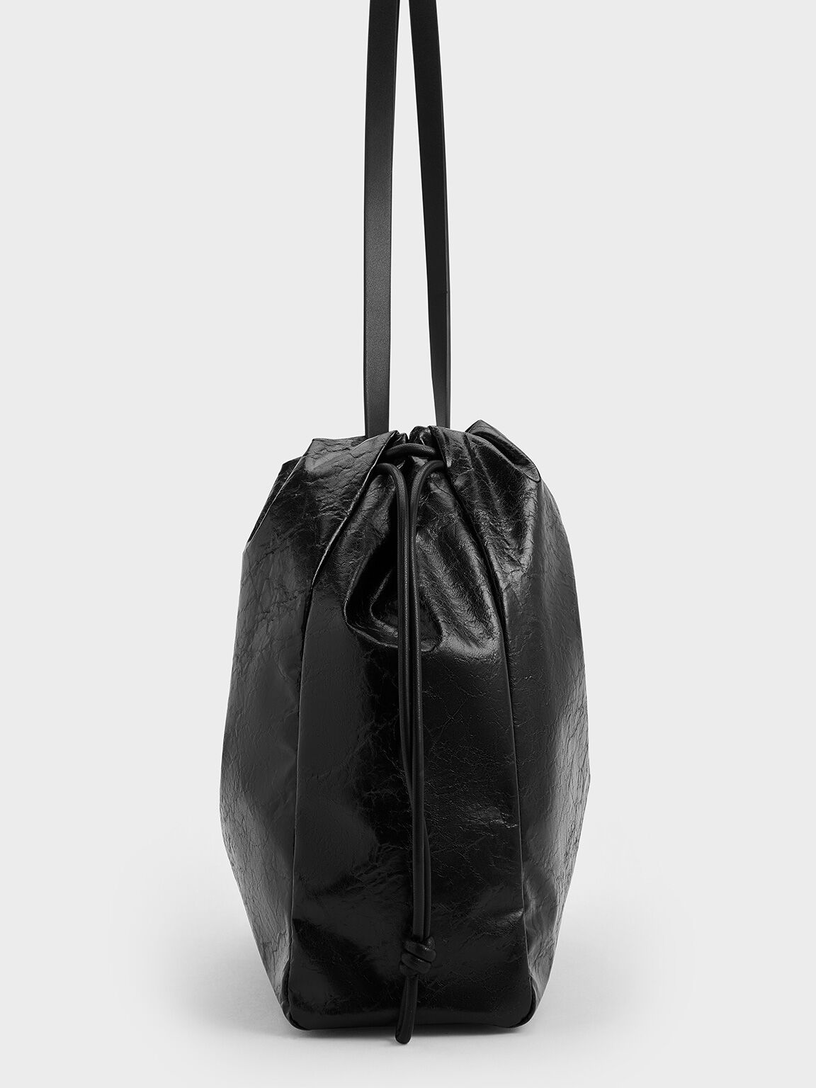 กระเป๋าโท้ทดีไซน์ลายย่นที่ปิดแบบเชือกรูดรุ่น Bethel, สีดำ, hi-res
