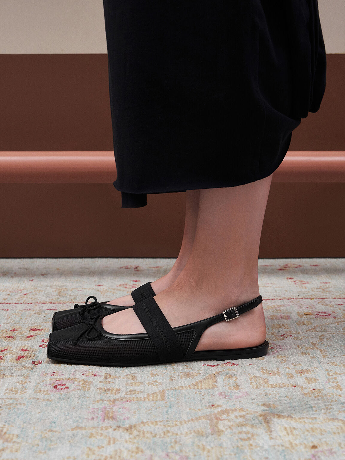 รองเท้าส้นเตี้ยผ้าตาข่ายแบบรัดส้นตกแต่งด้วยโบว์ผ้าซาตินรุ่น Lyric, สีแบล็คเท็กซ์เจอร์, hi-res
