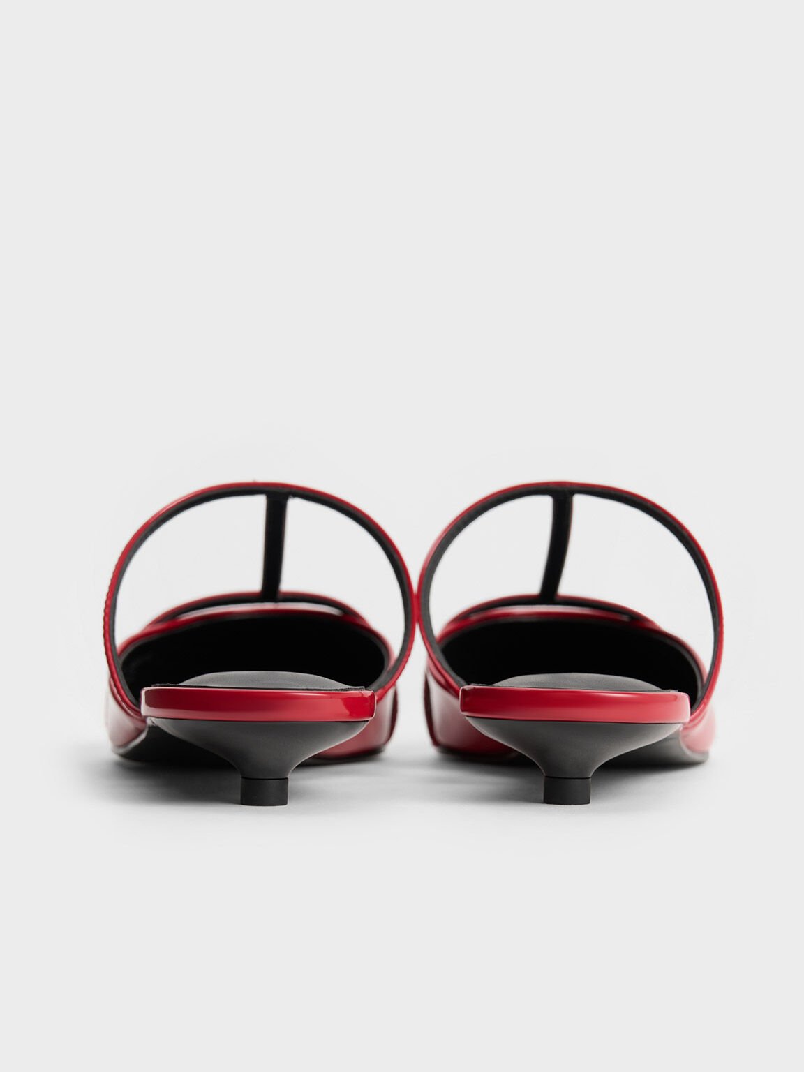 รองเท้าเปิดส้นดีไซน์หัวรองเท้าแบบแหลมสายคาดแบบ T-Bar รุ่น Clara, สีแดง, hi-res