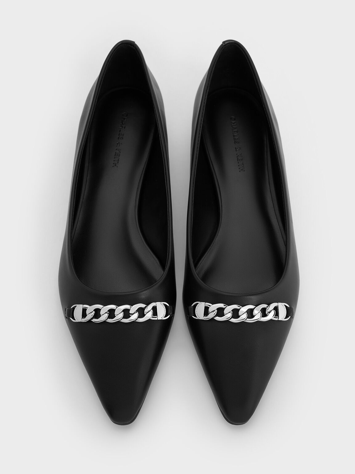 รองเท้าส้นเตี้ยบัลเลริน่าดีไซน์หัวรองเท้าแบบแหลมตกแต่งสายโซ่, สีดำ, hi-res