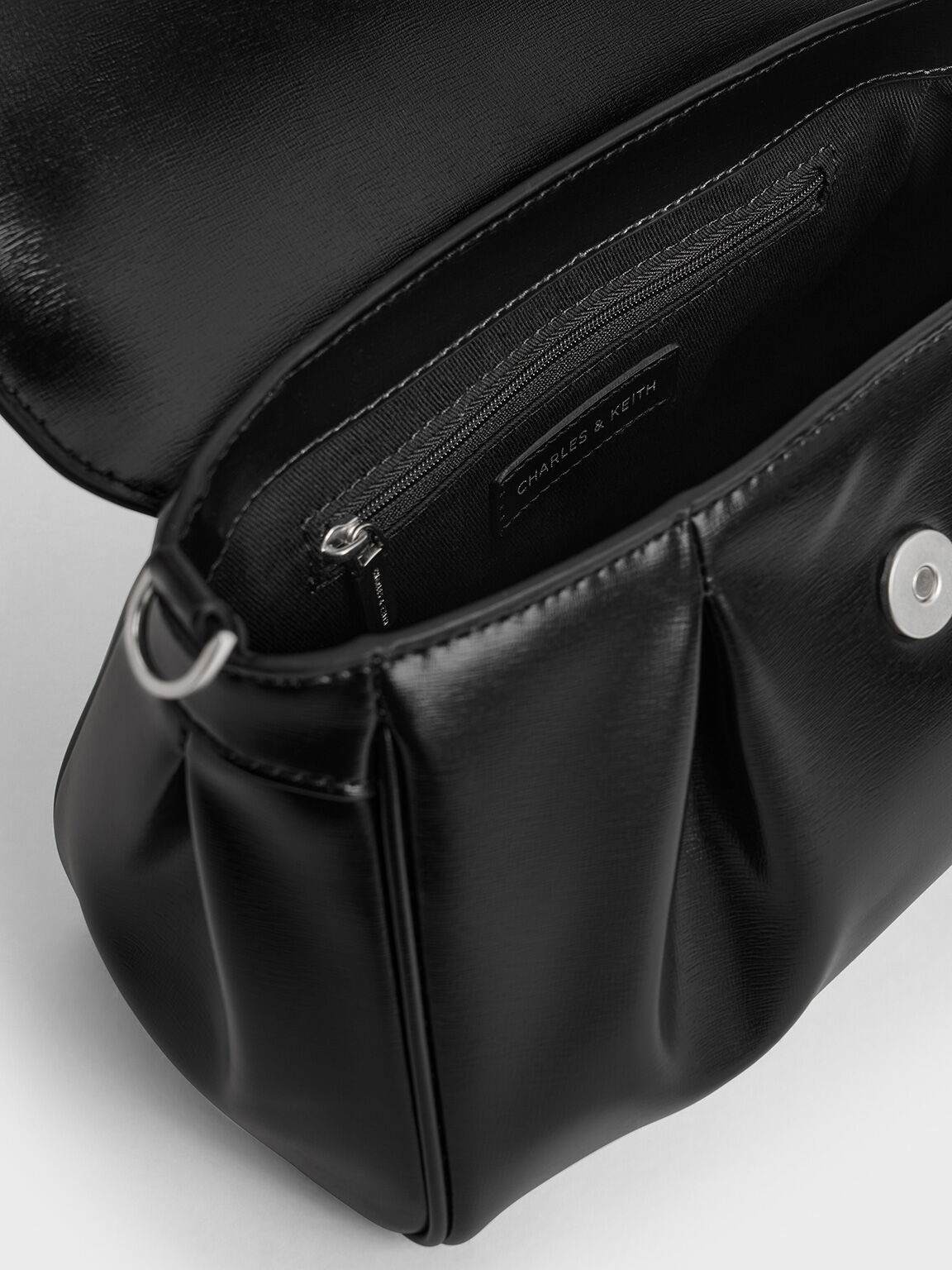 กระเป๋าถือหูจับแบบโซ่ดีไซน์ฝาปิดด้านหน้ารุ่น Calla, สีดำอะไหล่สีเงิน, hi-res