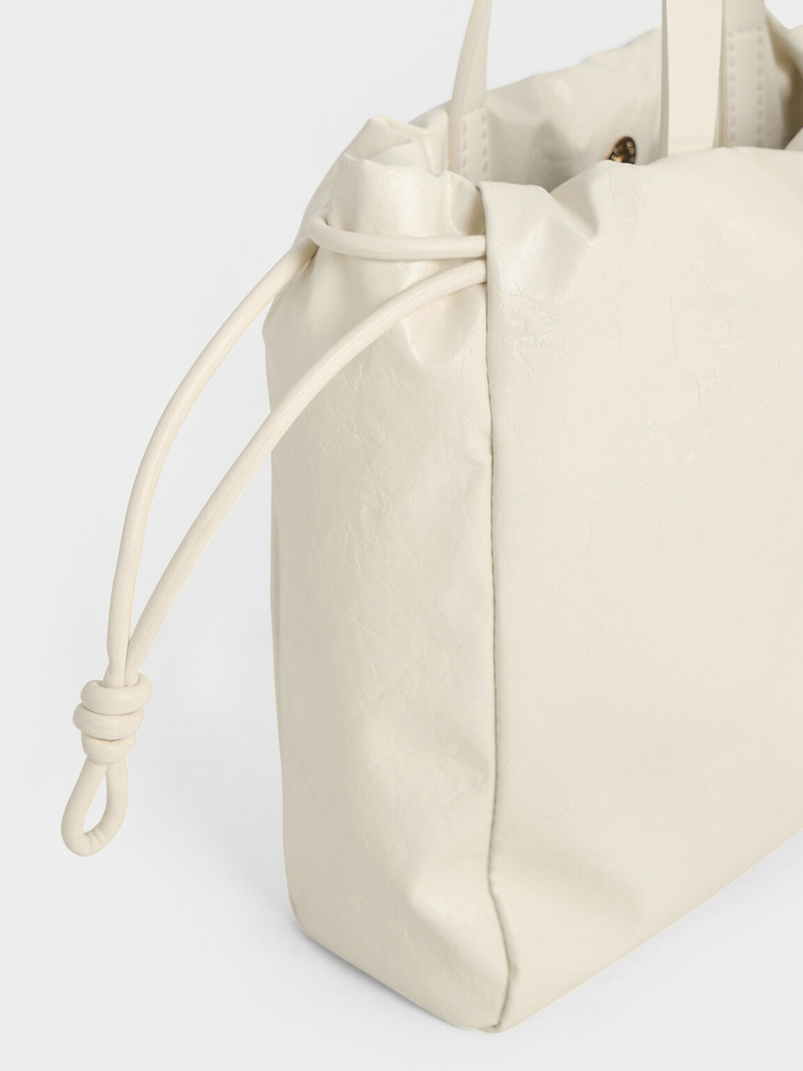 กระเป๋าโท้ทขนาดเล็กดีไซน์ลายย่นที่ปิดแบบเชือกรูดรุ่น Bethel, สีครีม, hi-res