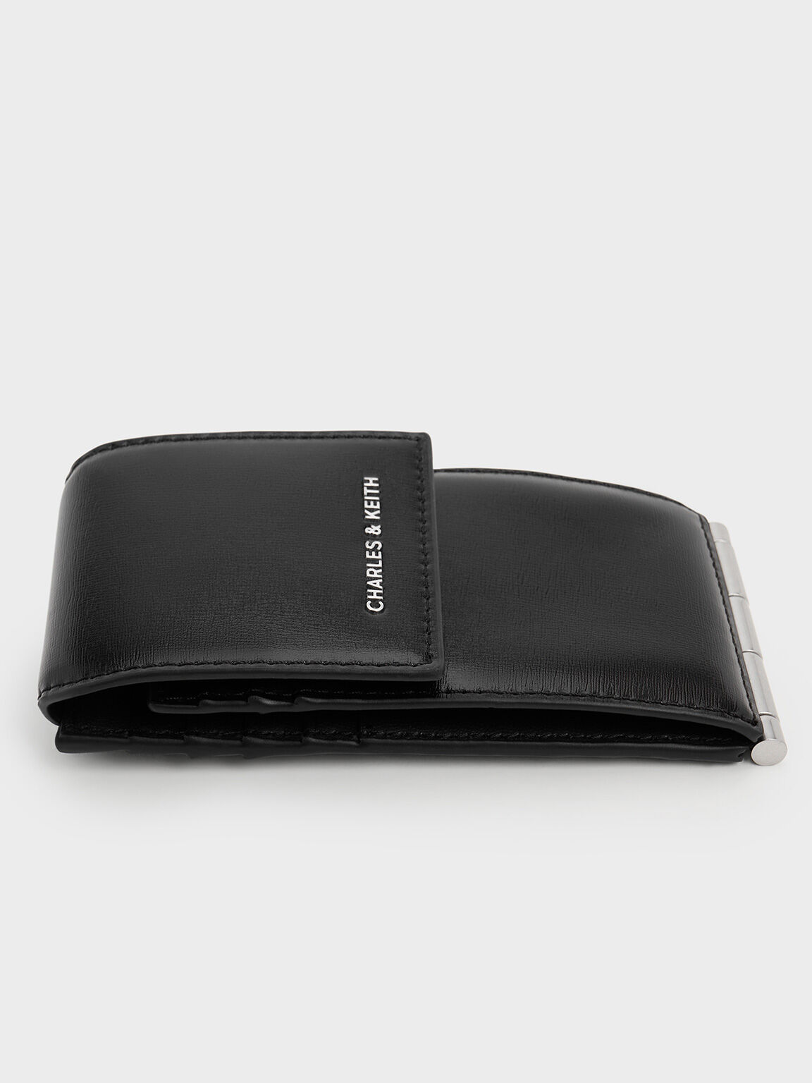 กระเป๋าใส่บัตรแบบพับสองทบดีไซน์ซิปด้านข้างรุ่น Calla, สีดำอะไหล่สีเงิน, hi-res